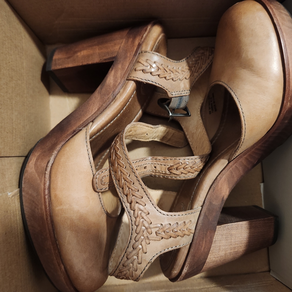 Women's Tan Leather Heeled Shoes